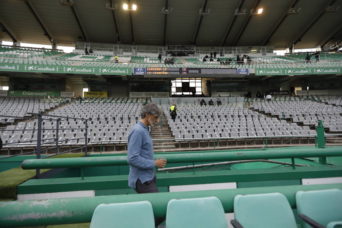 El gélido ambiente del Córdoba CF - Recreativo Granada a puerta cerrada, en imágenes