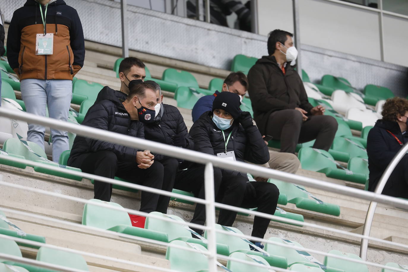 El gélido ambiente del Córdoba CF - Recreativo Granada a puerta cerrada, en imágenes