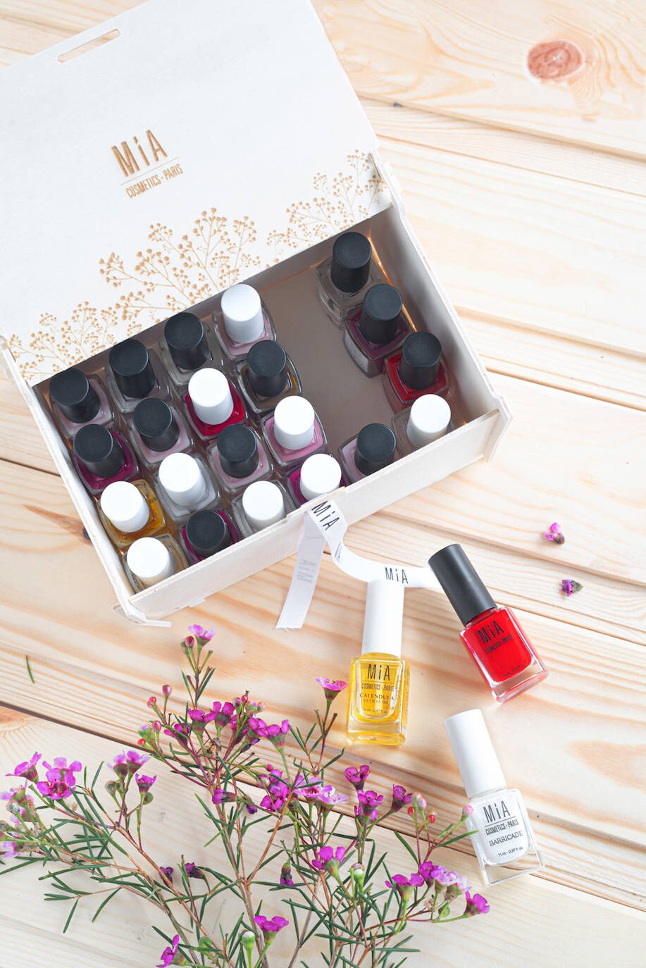 Dentro de esta caja personalizada se pueden incluir los esmaltes y los tratamientos de uñas de Mia Cosmetics, para personalizarla pensando en su destinataria (a partir de 8,95 €).. 