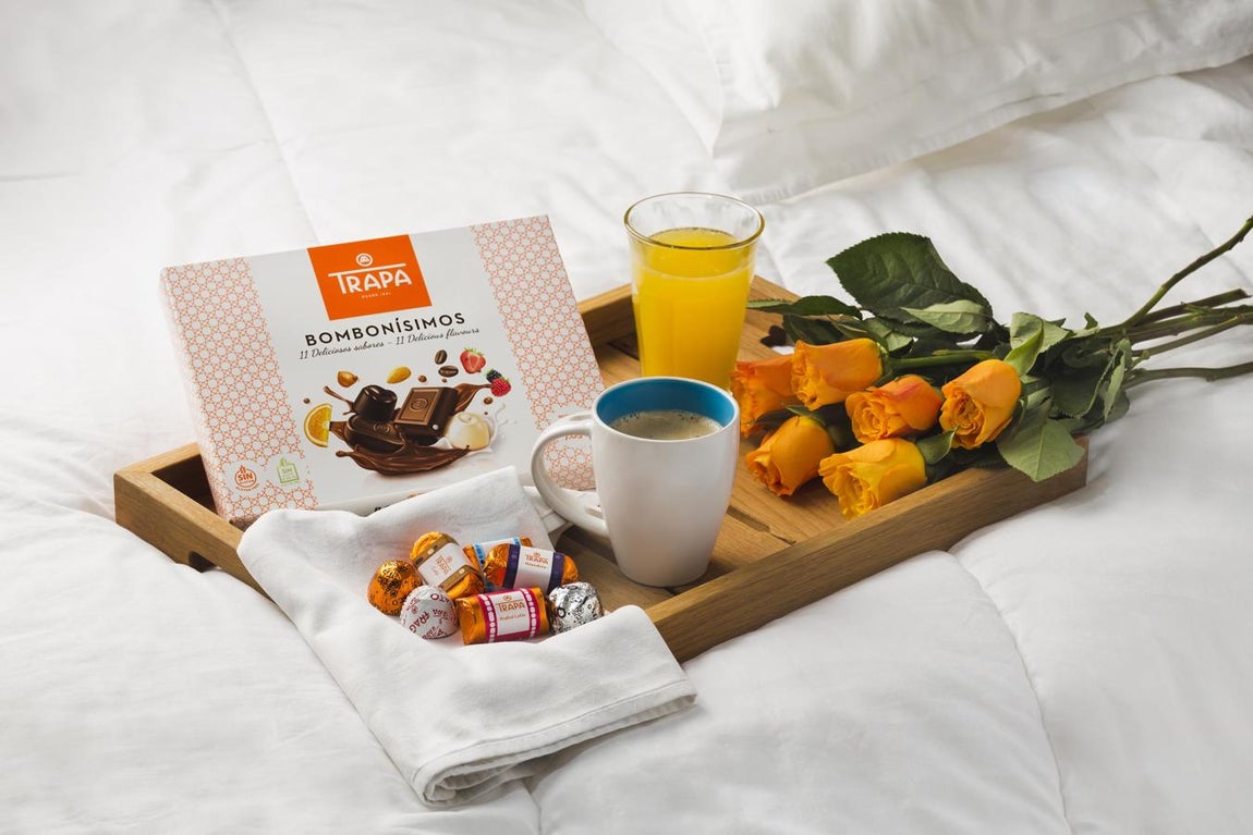 El regalo por excelencia. Los bombones siguen siendo la estrella en San Valentín (sus ventas aumentan un 60 % en este periodo) y Chocolates Trapa, una marca 100 % española, icónica y atenta a las tendencias, ofrece múltiples opciones para los amantes del chocolate. Una de sus variedades más solicitadas son los Bombonísimos, una selección con hasta 11 variedades como Mandorla (chocolate con leche relleno de praliné de almendras caramelizadas), Gianduia (chocolate Noir relleno de sorpresas de almendra y avellana), Arancio (chocolate Noir relleno de crema de naranja), Nocciolato (chocolate con leche relleno de crema de avellana con crujientes de avellana) o Frutti di Bosco (chocolate blanco con corazón de gelatina de frutos del bosque), entre otras. (Precio: desde 4,40€)