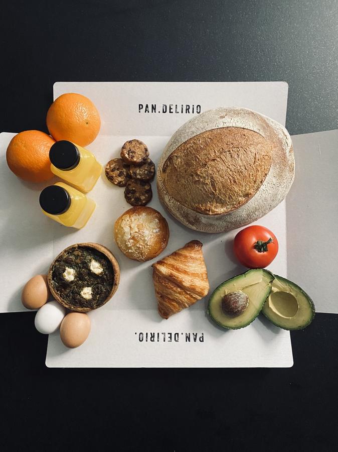 Los mejores buenos días. Aprovechando que este año, el 14 de febrero cae en domingo, el día por excelencia para celebrar un brunch. El obrador madrileñoPAN.DELIRIO. te propone degustarlo en casa con sus mejores productos artesanales. Su brunch San Domingo incluye entre otras delicias 1/2 hogaza de Pan Real, 6 huevos de Cobardes y Gallinas, 1 delirio, 1 croissant, 1 bolsa de minicookies de chocolate y nuez, 1 miniquiche de espinacas, 2 zumos de naranja, 1 aguacate y 1 tomate. La forma ideal de empezar el perfecto día de San Valentín. (Precio: 38€)
