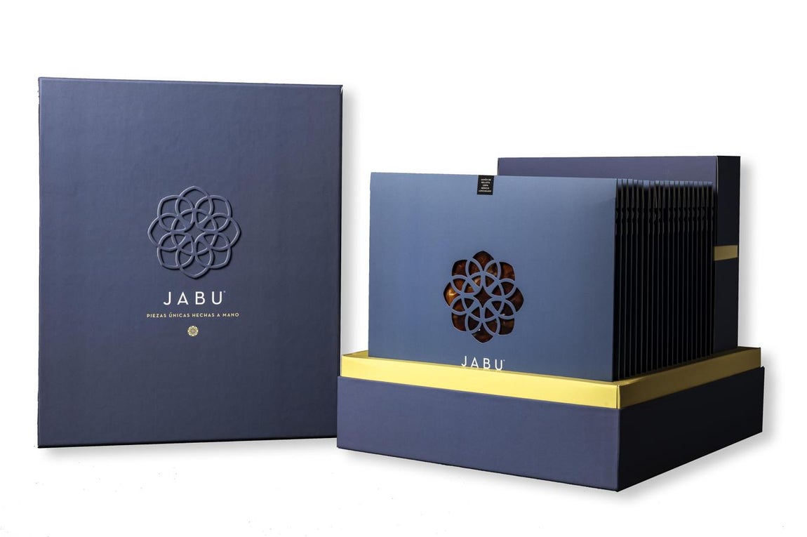 Ibérico y artesano. Y no hay entrantes que se precien en los que el producto ibérico no tenga un papel protagonista. Para esta ocasión especial proponemos la Caja colección Jamón de Bellota 100% Ibérico, una edición exclusiva para apasionados del ibérico que incluye piezas únicas hechas a mano, obtenidas tras cuatro años de elaboración con métodos artesanales, donde la mano de los artesanos interviene en cada etapa. Además, coincidiendo con esta fecha, la marca lanza en su web un 10% de descuento en la Caja colección. (Precio: 350€ edición 20 cortes | 500€ edición 40 cortes).