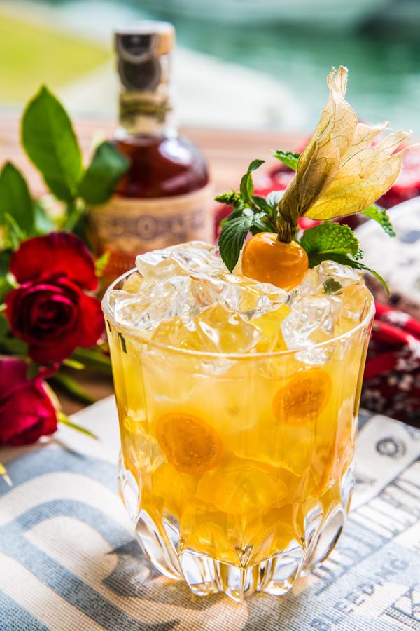 Empecemos por el cóctel. Y ya con la vista puesta en la comida. No hay velada que se precie que no empiece por un buen cóctel. Los expertos cocteleros de ron Don Papa nos proponen una receta creada para la ocasión: PapaKiss, un cóctel especial, ideado para brindar por el amor en todas sus vertientes con notas picantes y exóticas de Don Papa Rum 7 años (50ml), sirope de jengibre y physalis (20ml), el toque cítrico del licor Triple Sec (10 ml), que le aporta frescura y suavidad; y culminado con con ginger ale (50 ml), para redondear la dulzura del ron y alargar estos momentos de placer. Tú eliges cuándo, dónde y con quién. (Precio: botella Don Papa 34,50€)