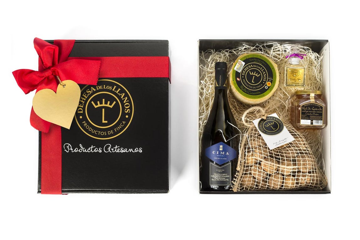 Un aperitivo para 'cheeslovers'. Toda una combinación de lujo con productos de Km 0 con los que además ayudar al productor rural, es la suculenta propuesta de Dehesa de los Llanos con su edición especial San Valentín.  Un queso de formato pequeño de media curación y Denominación de Origen Manchego Artesano, que irá acompañado de un saco de nueces de la variedad tardía Franquette cultivadas en la propia Dehesa, la miel artesana de lavanda extraída por expertos apicultores de las colmenas, su esencia de lavanda que nos envuelvey traslada a los campos de la finca en una velada mágica y el vino Cima Mazacruz para lograr un aperitivo muy especial. (Precio: 59 euros).