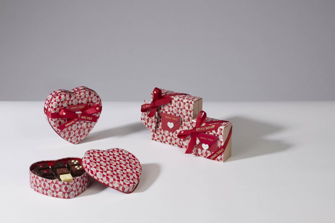 Dulce y de diseño. Armani/Dolci by Guido Gobino celebra este día de los enamorados con dos ediciones limitadas de pralinés, de chocolate negro 75% con un delicado relleno de sabor a yuzu y chocolate con leche con relleno de crema de avellana blanca, combinado con el chocolate blanco y negro 85% más clásico. El packaging realizado para la ocasión adquiere estampados geométricos del nuevo y sofisticado tejido jacquard Porto de la colección de Armani/Casa. Un homenaje dulce y exclusivo. (Precio: desde 16€).