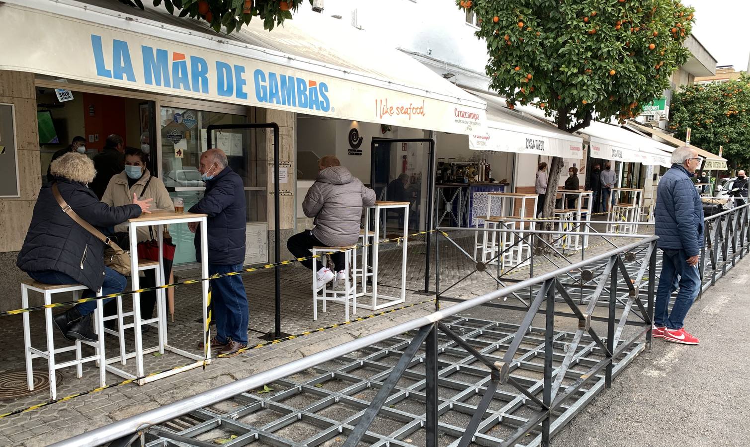 Plataformas para veladores en algunos bares de Sevilla