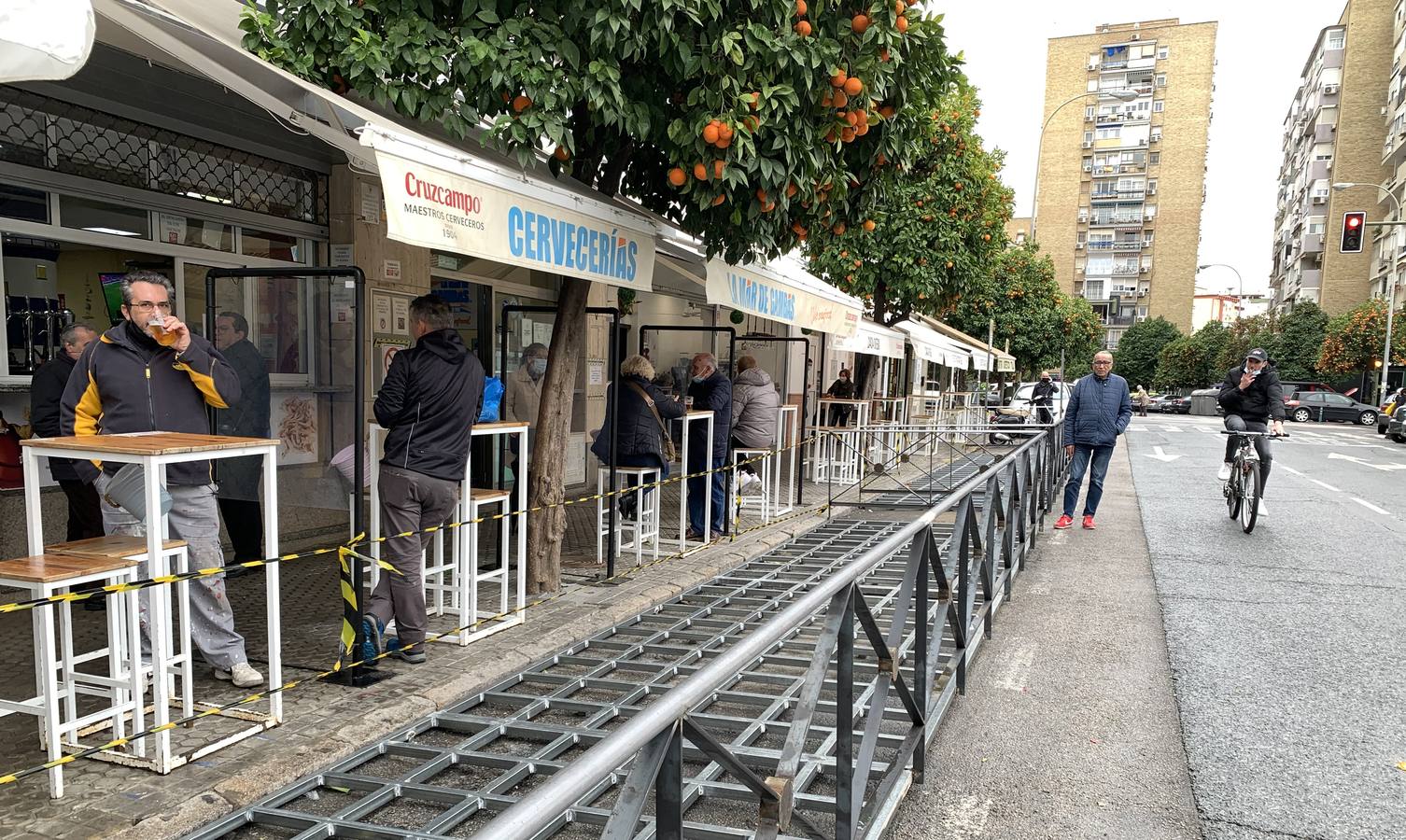 Plataformas para veladores en algunos bares de Sevilla