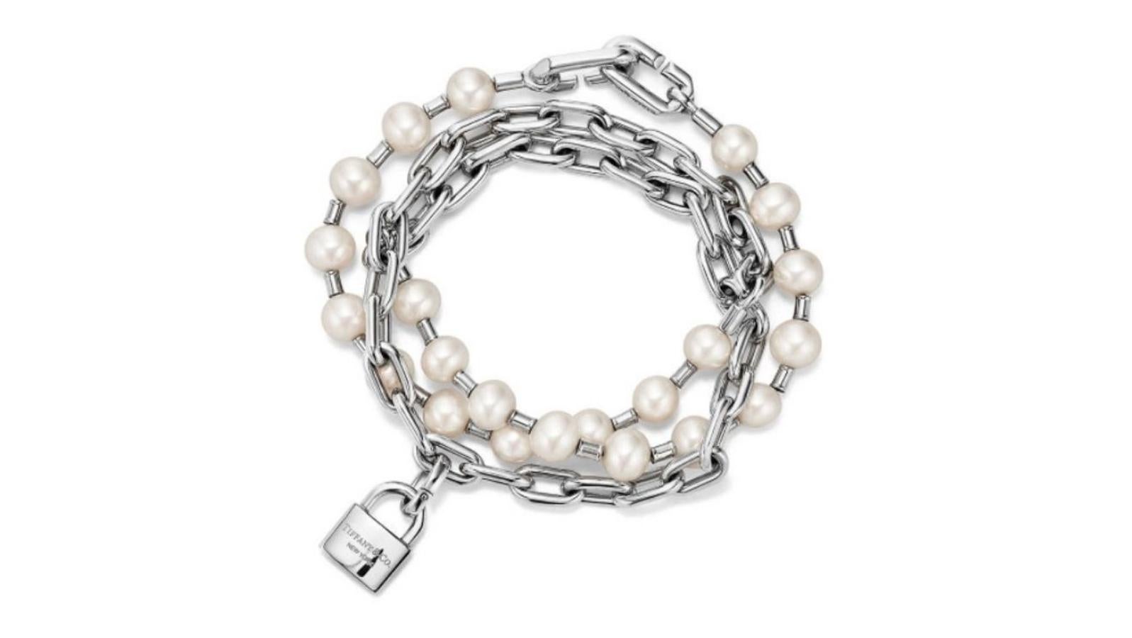 Tiffany &amp; Co – Joyas sofisticadas para acertar en San Valentín. Una de las firmas de los enamorados por excelencia. En esta pulsera con candado, atrevidos eslabones en plata de ley se combinan con brillantes perlas de agua dulce para lograr un resultado exquisito. Precio: 1.850€.