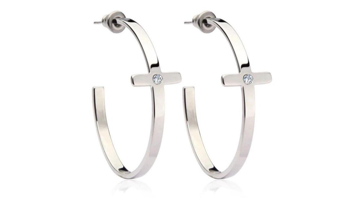 Kommo Jewelry – Joyas sofisticadas para acertar en San Valentín. Esta novedosa firma diseña y produce colección de piezas artesanalmente en España. Los pendientes Hop Cross Silver, realizados en plata con una pequeña circonita, harán las delicias de las amantes del vanguardismo. Precio: 28€.