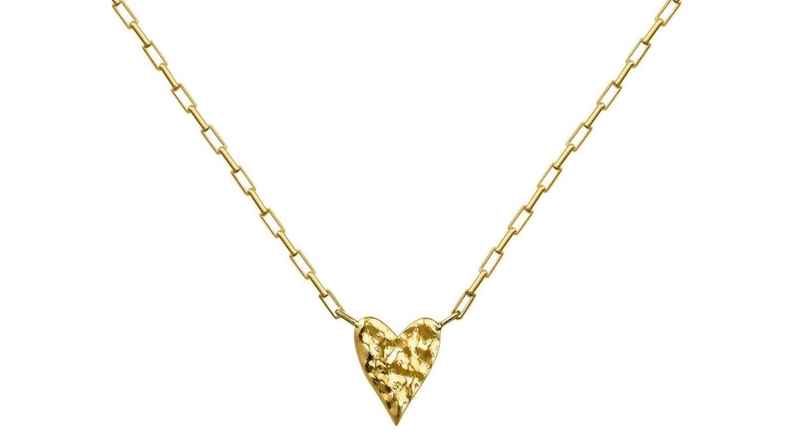 Aristocrazy – Joyas sofisticadas para acertar en San Valentín. Las más románticas caerán rendidas a este collar reversible con forma de corazón realizado en plata de primera ley recubierta de oro. El efecto tallado a mano le confiere un acabado fresco, juvenil y elegante. Precio: 79€.