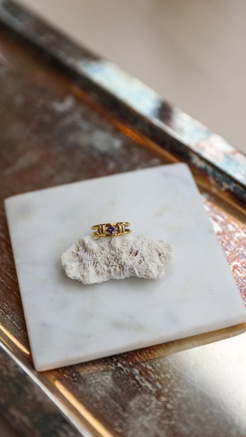 Anillo piedra morada de la colección The Limited Selection de The Villã Concept en oro de 18K con circonita morada y blanca (precio: 248€)