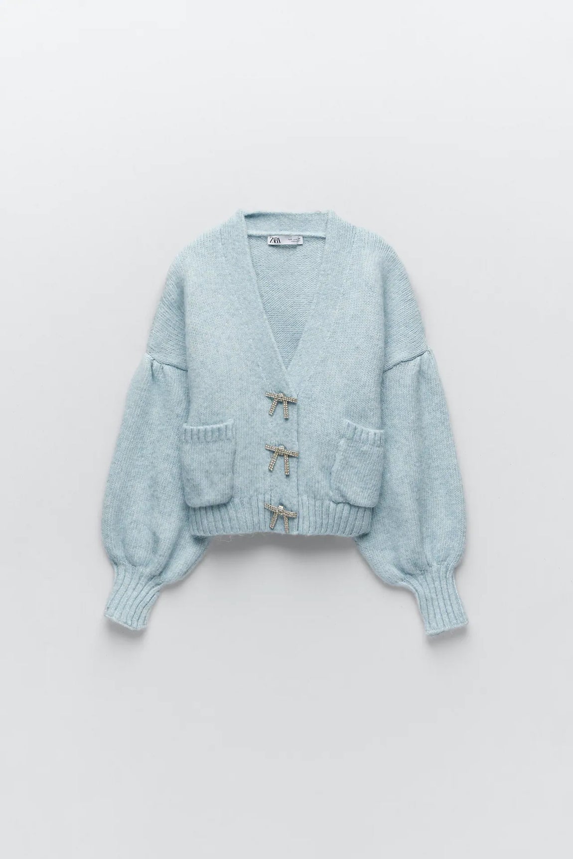 Chaqueta del color de la temporada con botones lazo joya de Zara (precio: 29,95€)