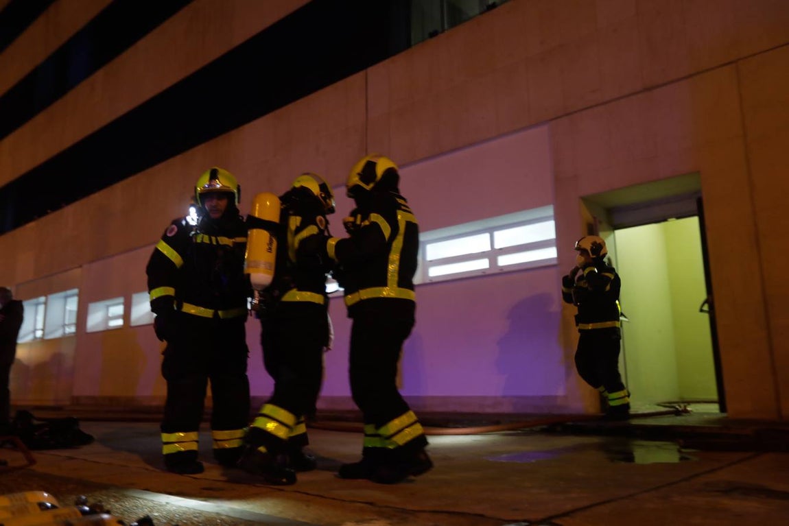 FOTOS: Así ha sido el incendio en el hospital Puerta del Mar de Cádiz