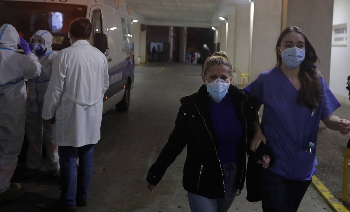 FOTOS: Así ha sido el incendio en el hospital Puerta del Mar de Cádiz