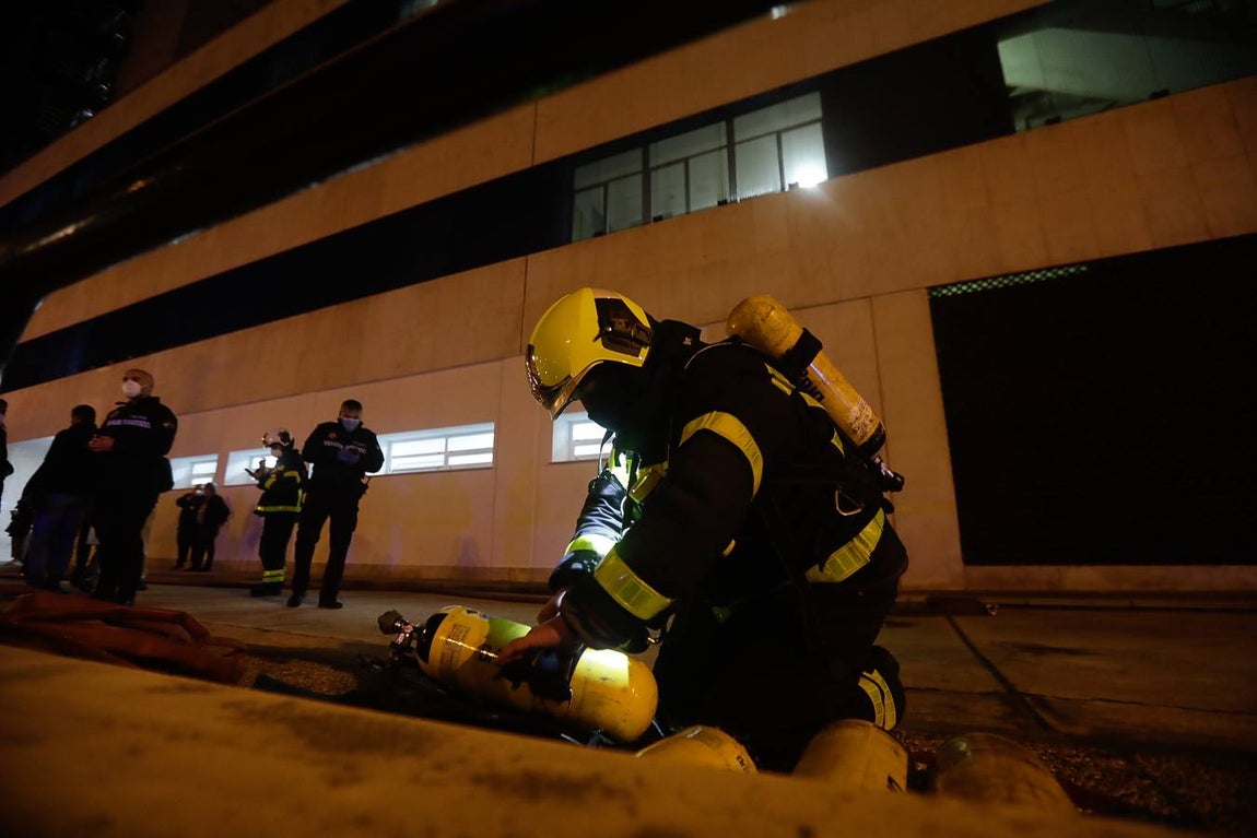 FOTOS: Así ha sido el incendio en el hospital Puerta del Mar de Cádiz