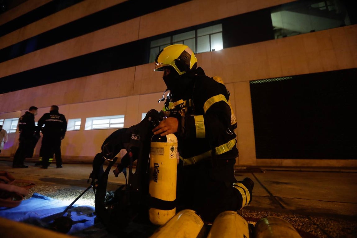 FOTOS: Así ha sido el incendio en el hospital Puerta del Mar de Cádiz