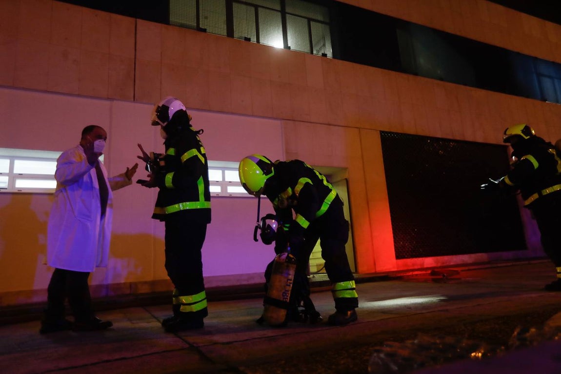 FOTOS: Así ha sido el incendio en el hospital Puerta del Mar de Cádiz