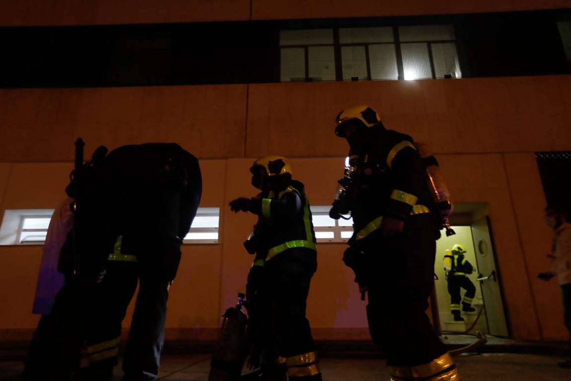 FOTOS: Así ha sido el incendio en el hospital Puerta del Mar de Cádiz