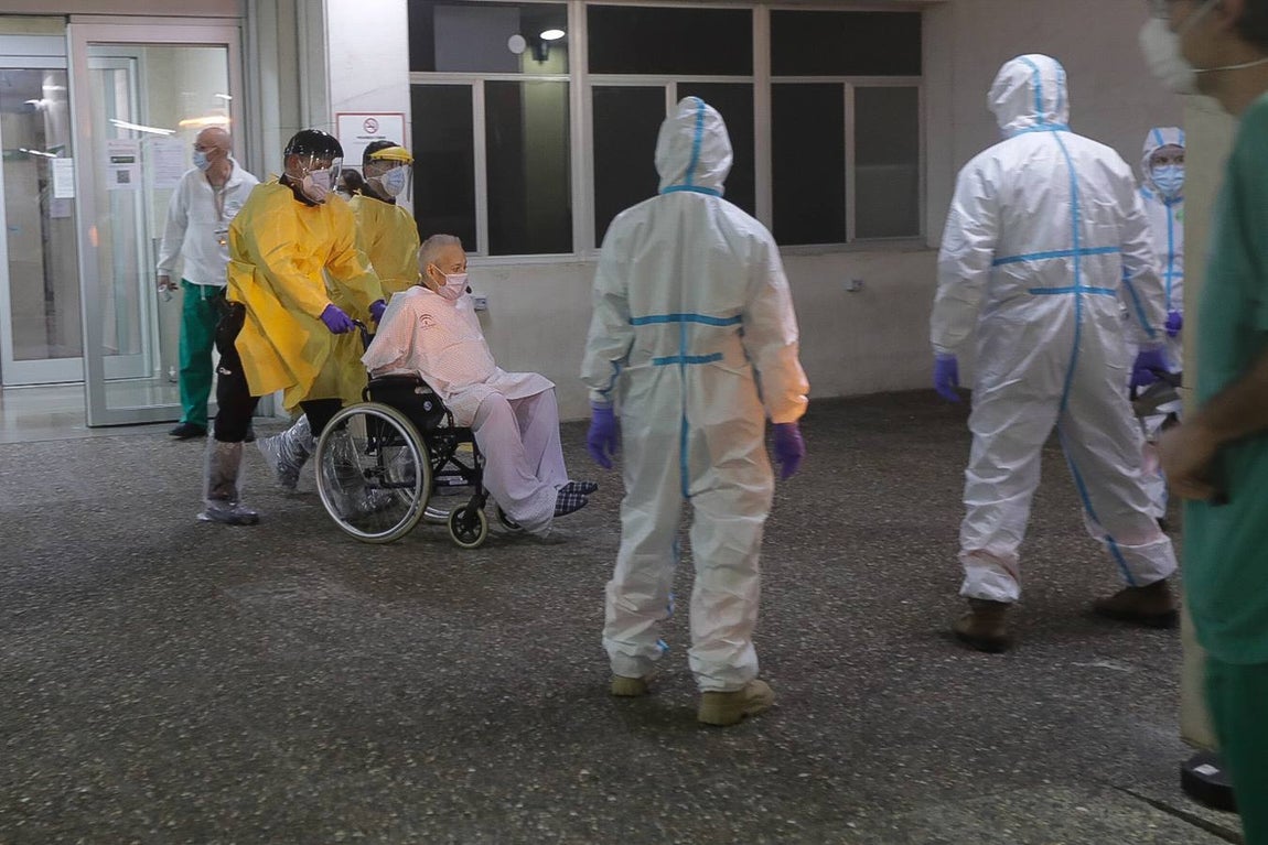 FOTOS: Así ha sido el incendio en el hospital Puerta del Mar de Cádiz