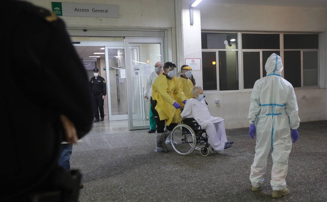 FOTOS: Así ha sido el incendio en el hospital Puerta del Mar de Cádiz