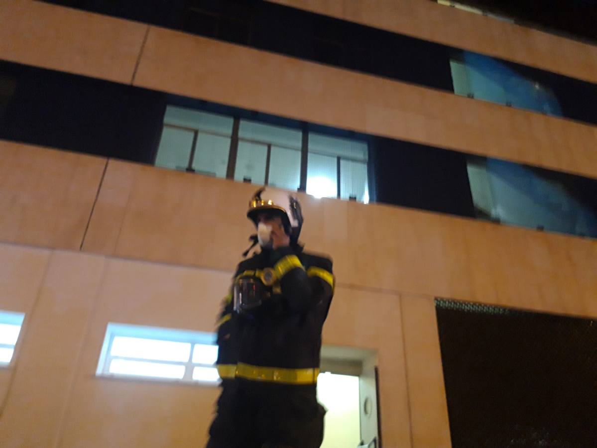 FOTOS: Alarma en Cádiz por un incendio en el hospital Puerta del Mar