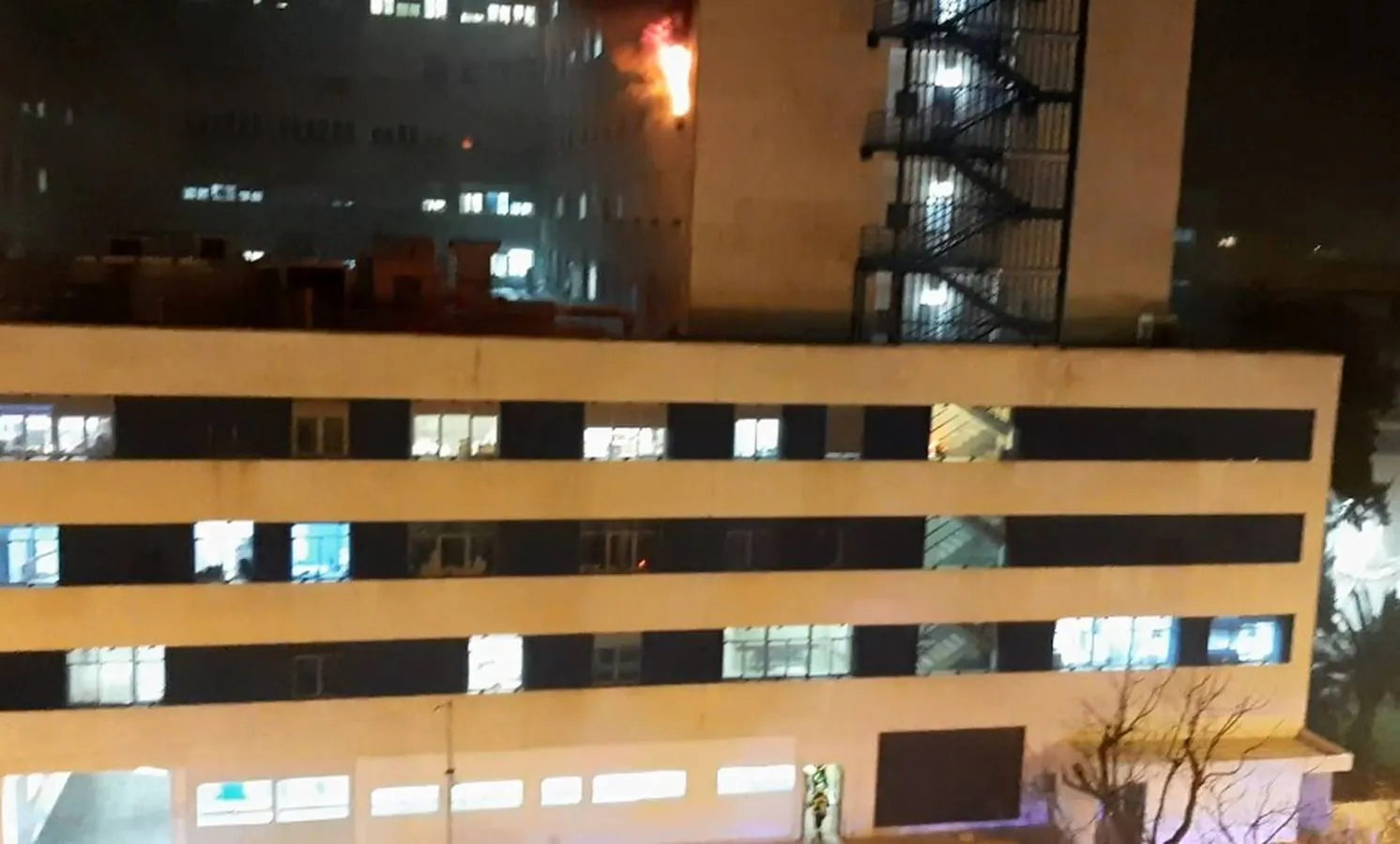 Un paciente Covid provoca un incendio al tratar de escapar del hospital Puerta del Mar de Cádiz