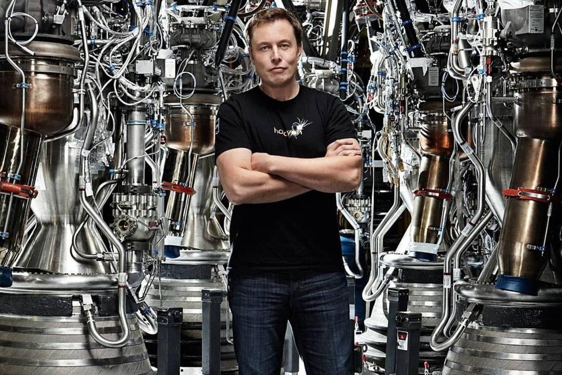 Elon Musk. Antes de convertirse en uno de los magnates con más relevancia del mundo su vida estaba muy ligada al campo, donde trabajo hasta los 18 años en la granja de su tío.