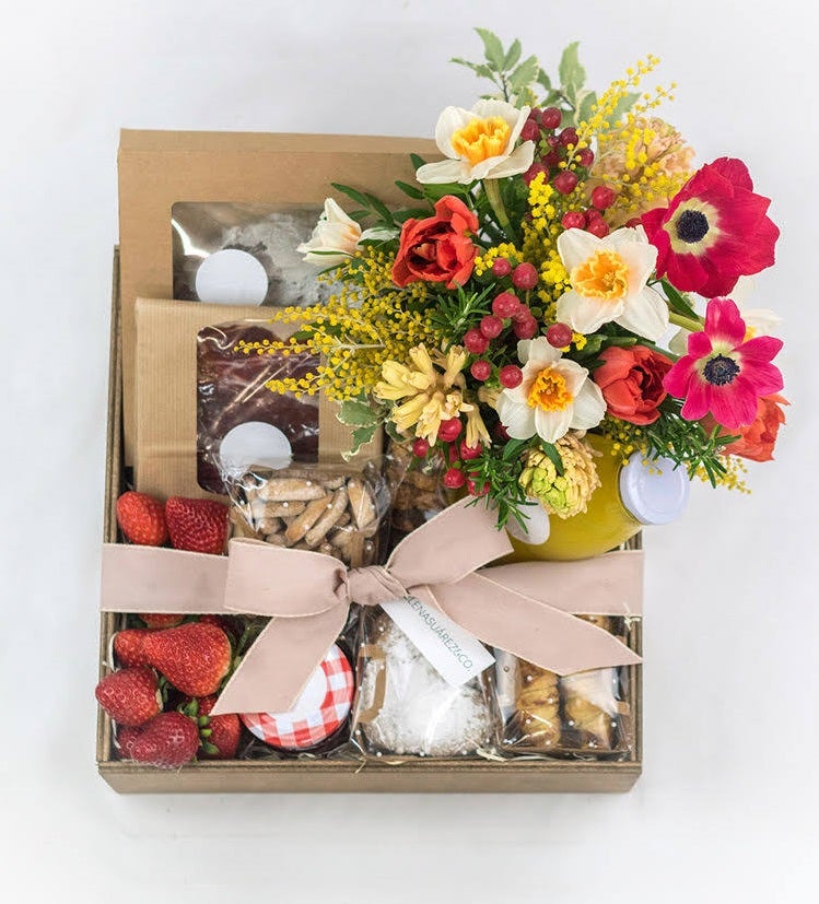 Caja de desayuno con ramo, una idea triunfadora de Elena Suárez &amp; Co. (89,95€).. 