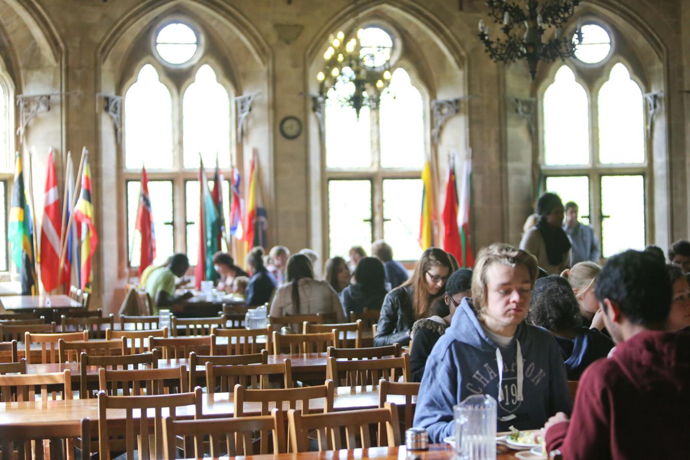 La sede del colegio, fundado en 1962, es un castillo del siglo XII situado en la costa del sur de Gales en el Reino Unido. Cuenta con 350 estudiantes con edades comprendidas entre 15 y 19 años a los que les inculcan un compromiso de por vida con el servicio a la comunidad y el trabajo colaborativo. El horario que tendrá la Princesa Leonor será de ocho de la mañana a la una y media del mediodía. Además tienen que realizar dos horas de servicio comunitario, otras dos de actividad física y dos más de actividad creativa cada semana.. 