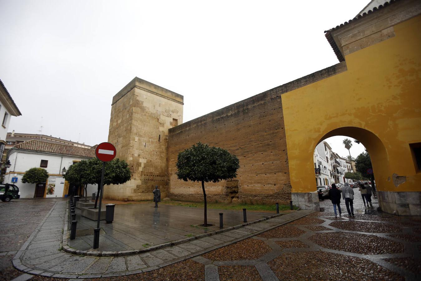 Luces y sombras de torres, puertas y patrimonio de Córdoba, en imágenes