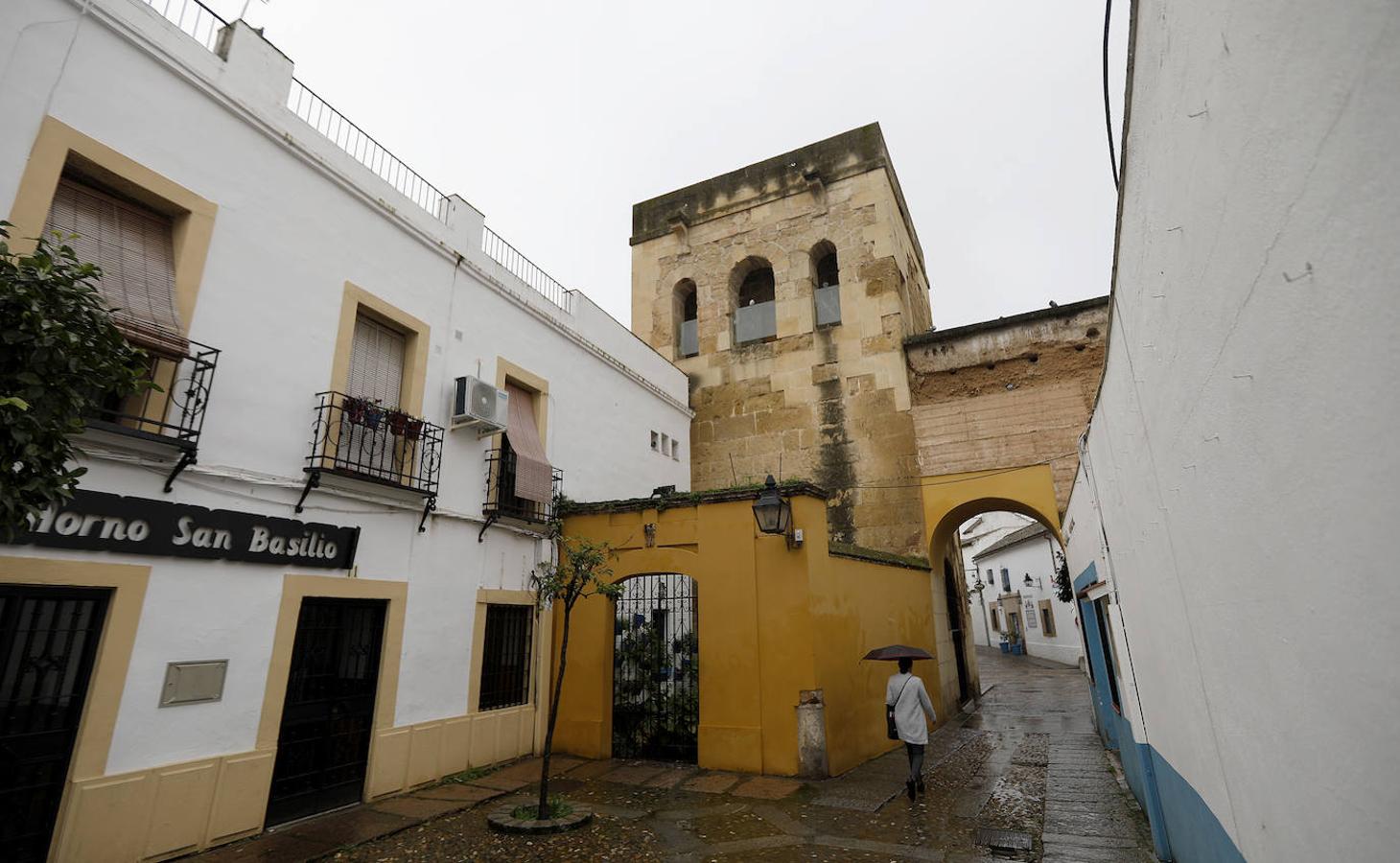 Luces y sombras de torres, puertas y patrimonio de Córdoba, en imágenes