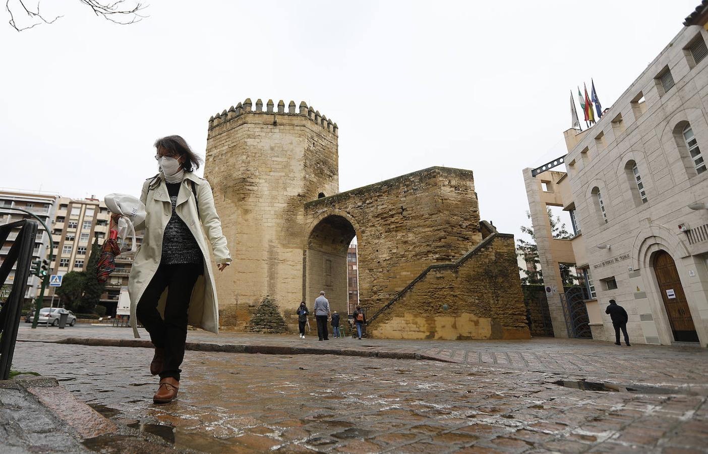 Luces y sombras de torres, puertas y patrimonio de Córdoba, en imágenes