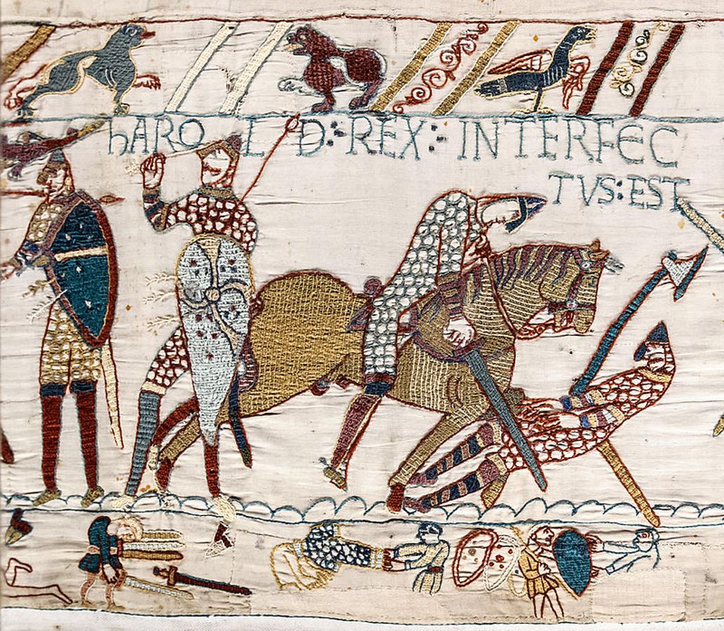 Batalla de Hastings. Como si de un cómic medieval se tratara (de hecho, algunos especialistas lo consideran el primero de la historia), el bordado narra la conquista normanda de Inglaterra en cincuenta y ocho escenas, acompañadas de un texto explicativo en latín. Comienza con la travesía de Harold Godwinson a Normandía en 1064 y concluye con la célebre Batalla de Hastings, que supuso la derrota de los sajones y la victoria de los normandos, dando pie a que éstos ocuparan Inglaterra  