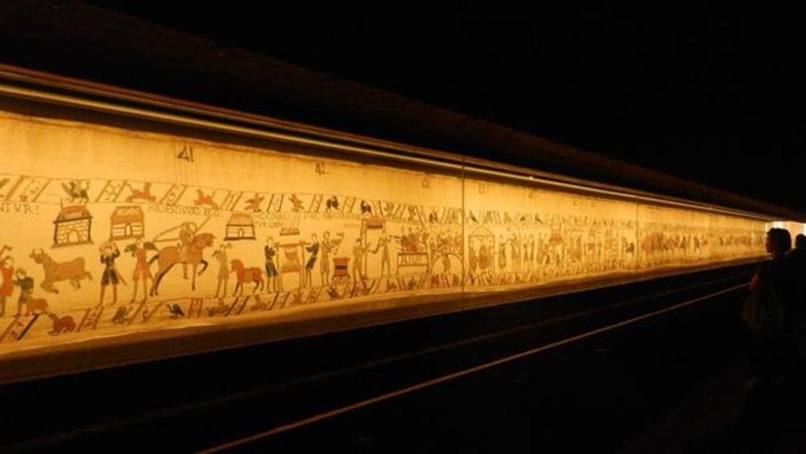 Sorprendentes dimensiones. La pieza cuenta con unas dimensiones sorprendentes. Bordada en hilo de lana sobre lino tejido, mide 70 metros de largo y 50 centímetros de alto. Desde 1983, el tapiz se expone en el Museo del Tapiz de Bayeux, un museo público ubicado en el Centro Guillermo el Conquistador (Normandía) Guillaume le Conquérant. Con cerca de 400.000 visitantes al año, el tapiz de Bayeux atrae a personas de todo el mundo y sigue siendo objeto de numerosos proyectos de investigación científica