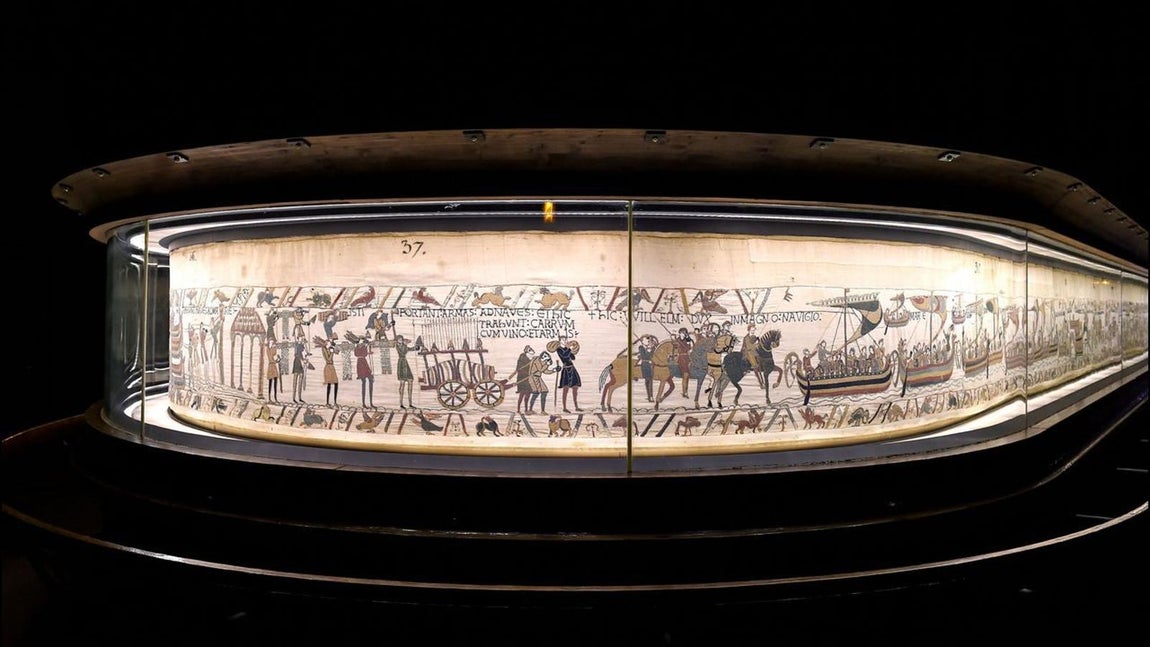 Misterioso origen. El origen del tapiz de Bayeux siempre ha estado rodeado de misterio. Se desconoce quién fue su creador, aunque según la tradición francesa el bordado fue realizado por la reina Matilde, la esposa de Guillermo I el Conquistador, junto con sus sirvientas. De hecho, la pieza también es conocida como el tapiz de la Reina Matilde. Otra teoría extendida es que fue Odón de Conteville, hermano de Guillermo y obispo de Bayeux para la consagración de su catedral en 1077. Además de su autoría, otros grandes enigmas son en qué lugar fue tejido o quién dio la orden para que fuera ejecutado