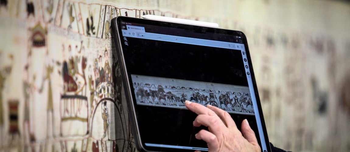 Joya de la Edad Media. El tapiz de Bayeux es una obra de arte única en su género y uno de los documentos medievales más relevantes de la Historia. Datado en el siglo XI, en él se cuenta la conquista de Inglaterra por parte de los normandos, encabezados por el duque de Normandía, Guillermo El Conquistador.  