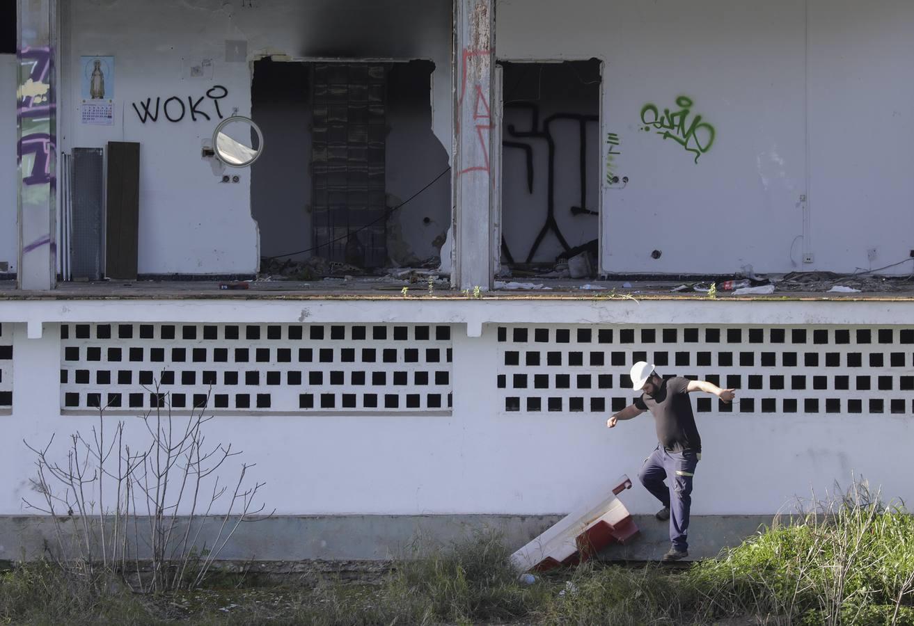 La demolición de la antigua Comisaría de la calle Betis, en imágenes