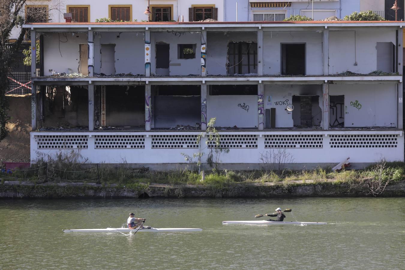 La demolición de la antigua Comisaría de la calle Betis, en imágenes