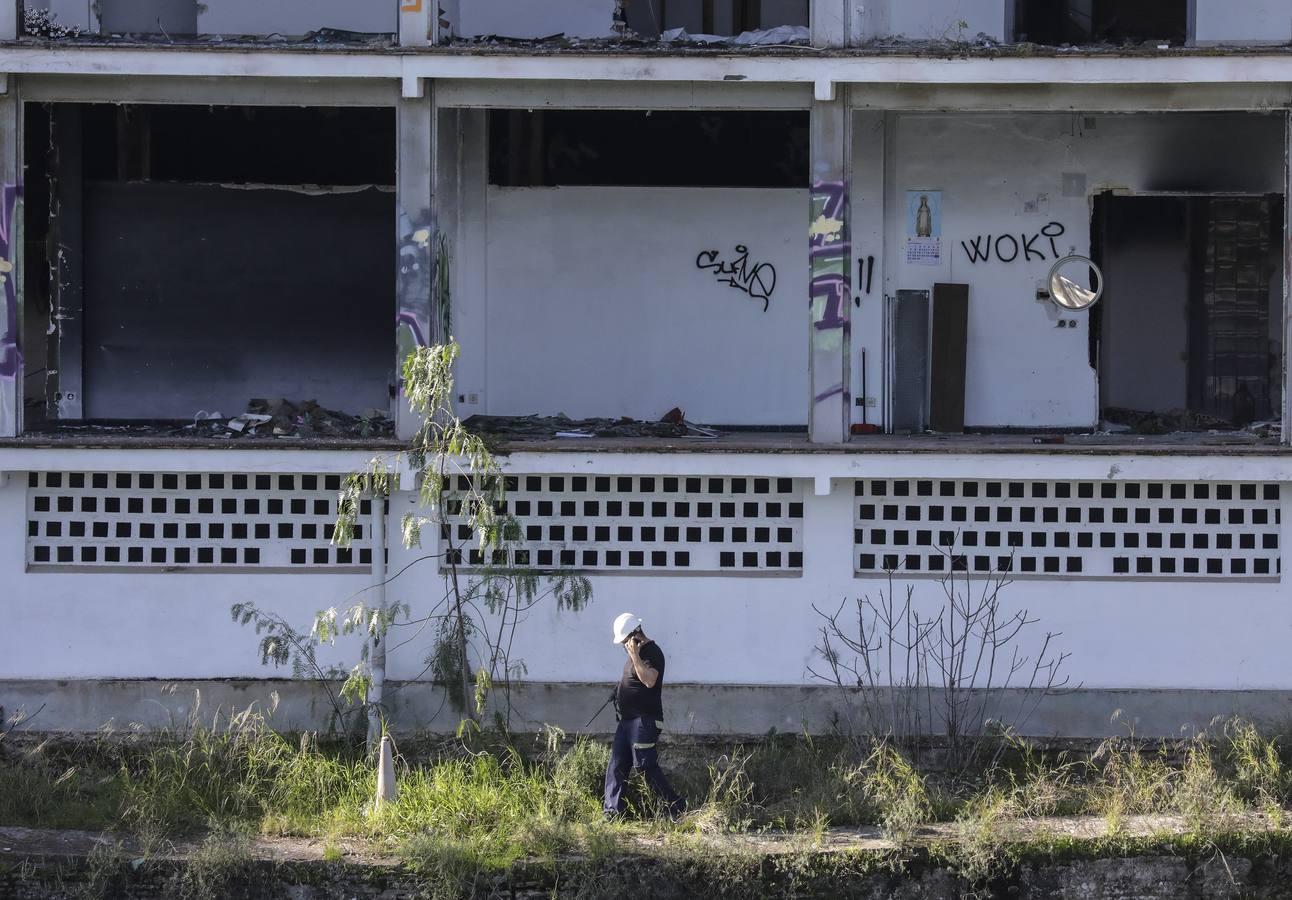 La demolición de la antigua Comisaría de la calle Betis, en imágenes