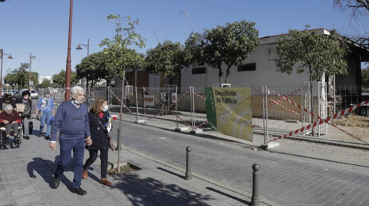 La demolición de la antigua Comisaría de la calle Betis, en imágenes