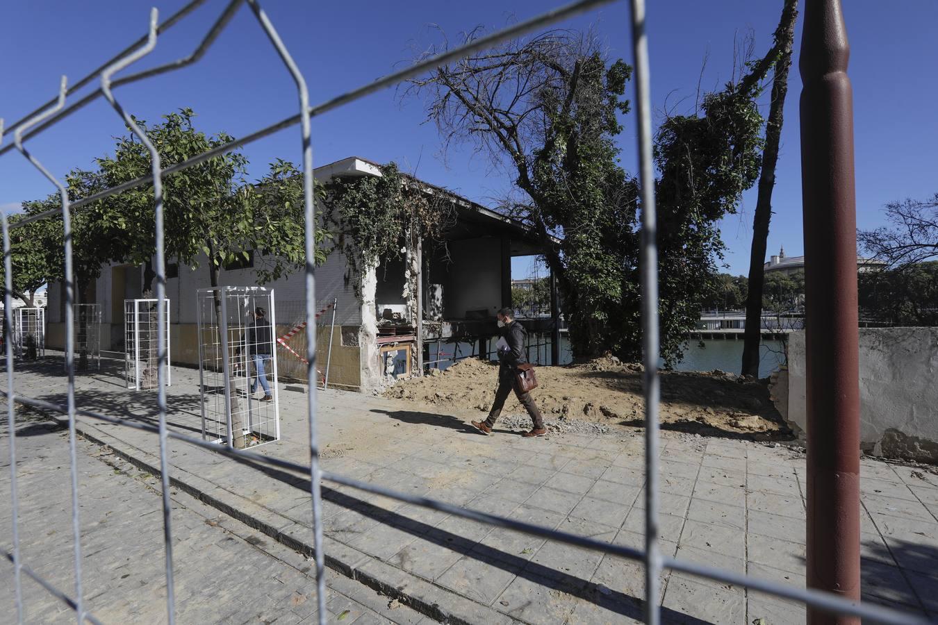 La demolición de la antigua Comisaría de la calle Betis, en imágenes