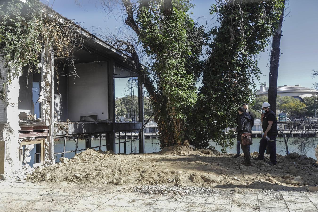 La demolición de la antigua Comisaría de la calle Betis, en imágenes