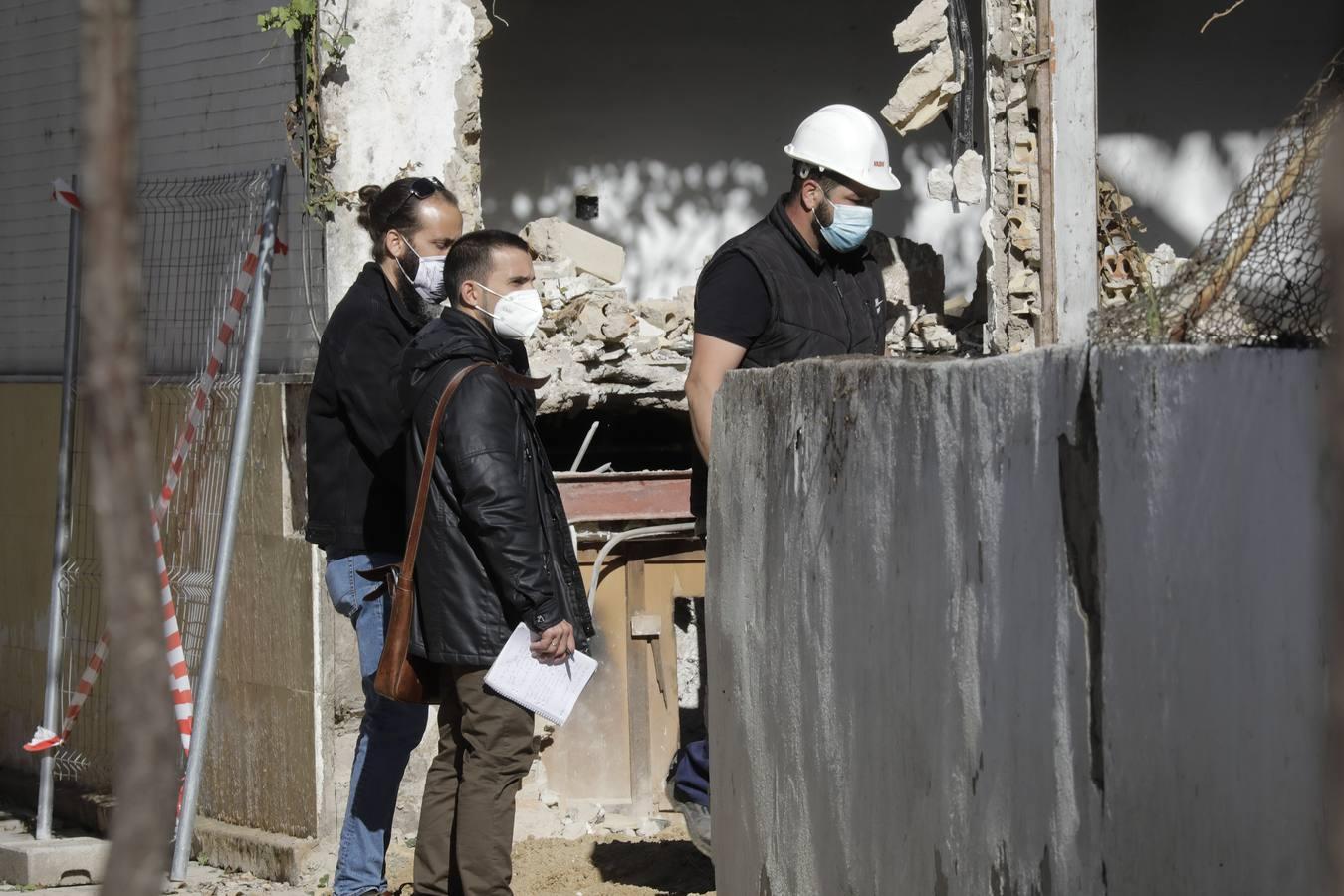 La demolición de la antigua Comisaría de la calle Betis, en imágenes