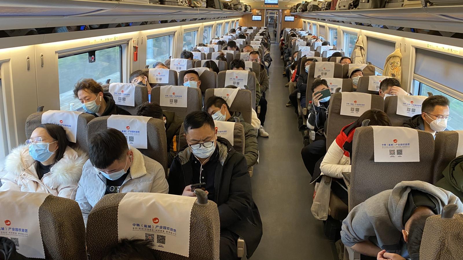 Durante las fiestas del año nuevo lunar, que duran del 28 de enero al 8 de marzo, los ferrocarriles chinos esperan 400 millones de pasajeros, unos diez millones al día. Mientras el tren de alta velocidad de Shanghái a Wuhan va lleno.... 