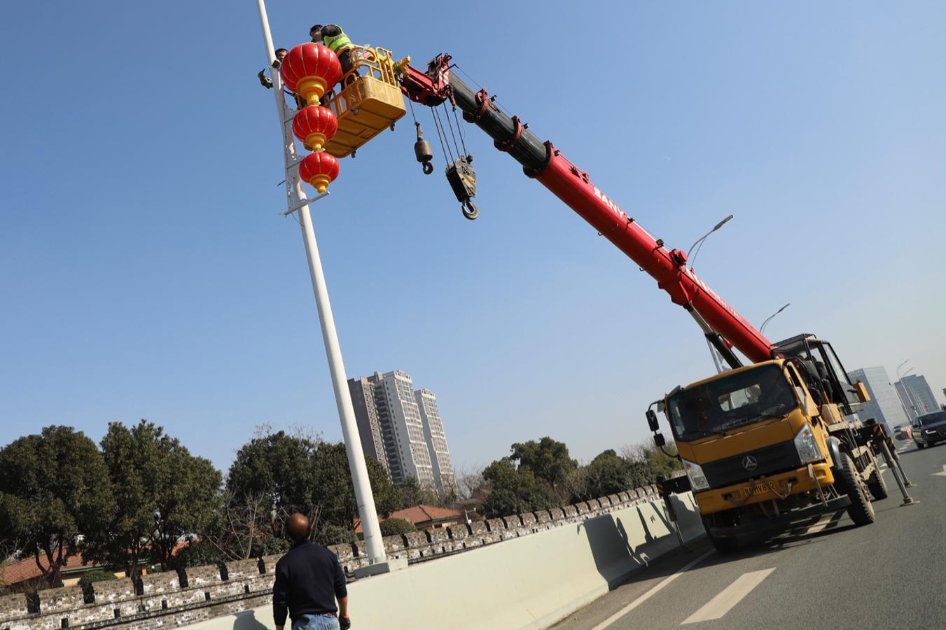 Para celebrar la victoria sobre el coronavirus y la Fiesta de la Primavera, como se conoce en China al año nuevo lunar, en Wuhan se han colgado 30.000 farolillos rojos. 