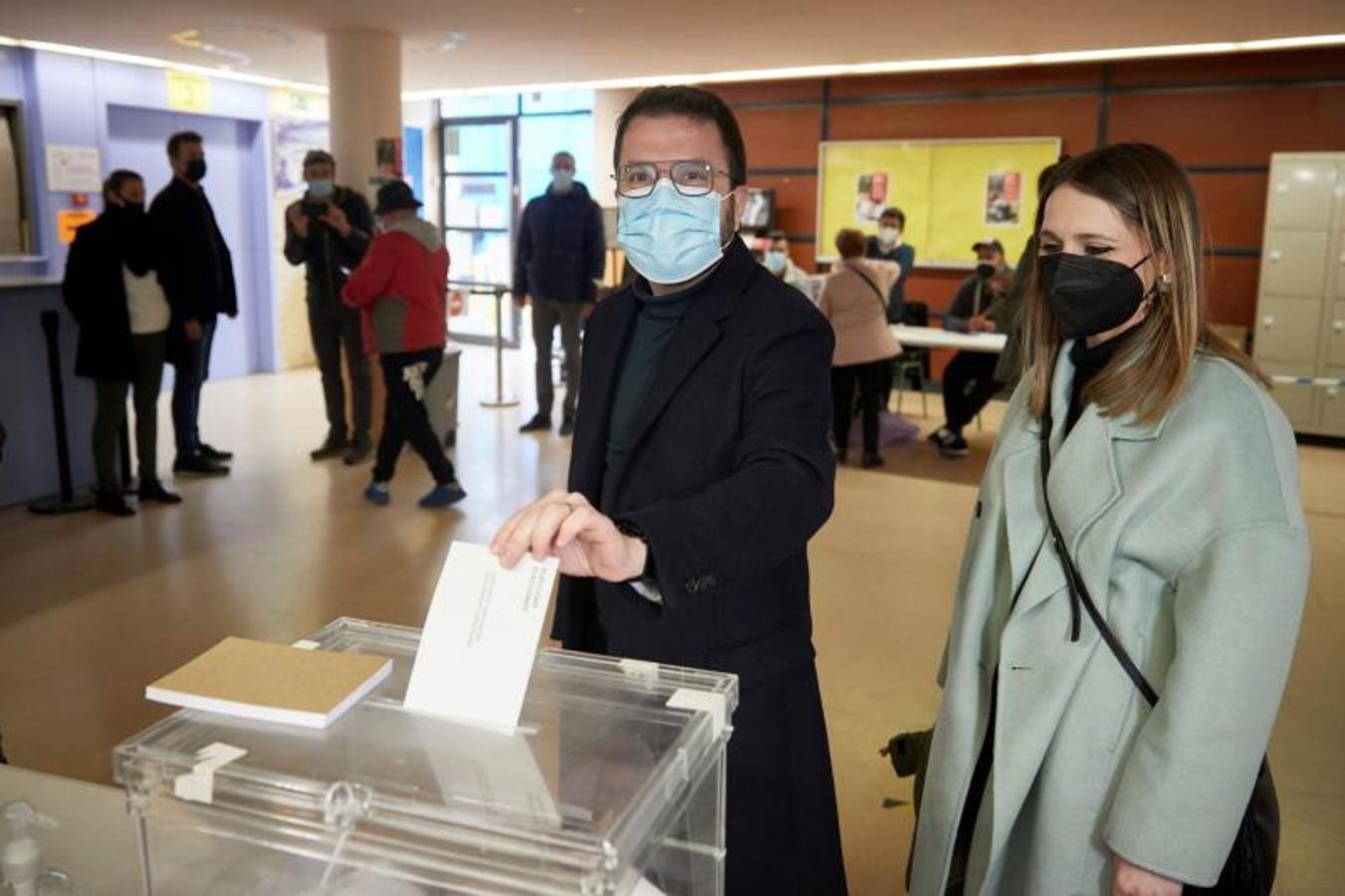 Pere Aragonès. El candidato de ERC a la presidencia de la Generalitat aguarda su turno para ejercerr su derecho al voto en el Instituto Joan Coromines de la localidad barcelonesa de Pineda de Mar, este domingo, durante las elecciones al Parlament de Cataluña