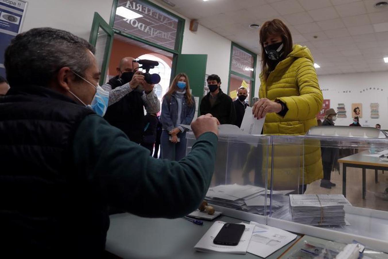 Laura Borràs. La candidata de JxCat a la presidencia de la Generalitat acude a votar en la escuela universitaria Salesiana del barrio de Sarrià en Barcelona este domingo acompañada de su marido Xavier Botet y su hija.