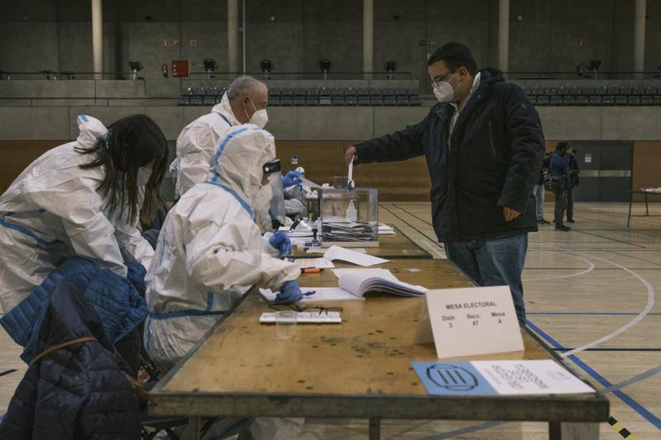 Un ciudadano vota en el pabellón deportivo de la España Industial. 