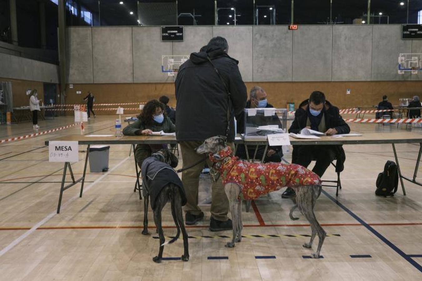 Un ciudadano vota en el pabellón deportivo de la España Industial. 