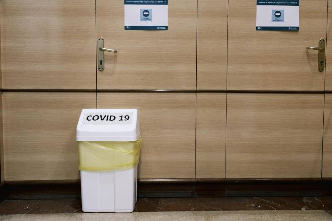Un cubo de basura para desechos de material de protección contra el Covid en el interior de un colegio electoral en Barcelona. 